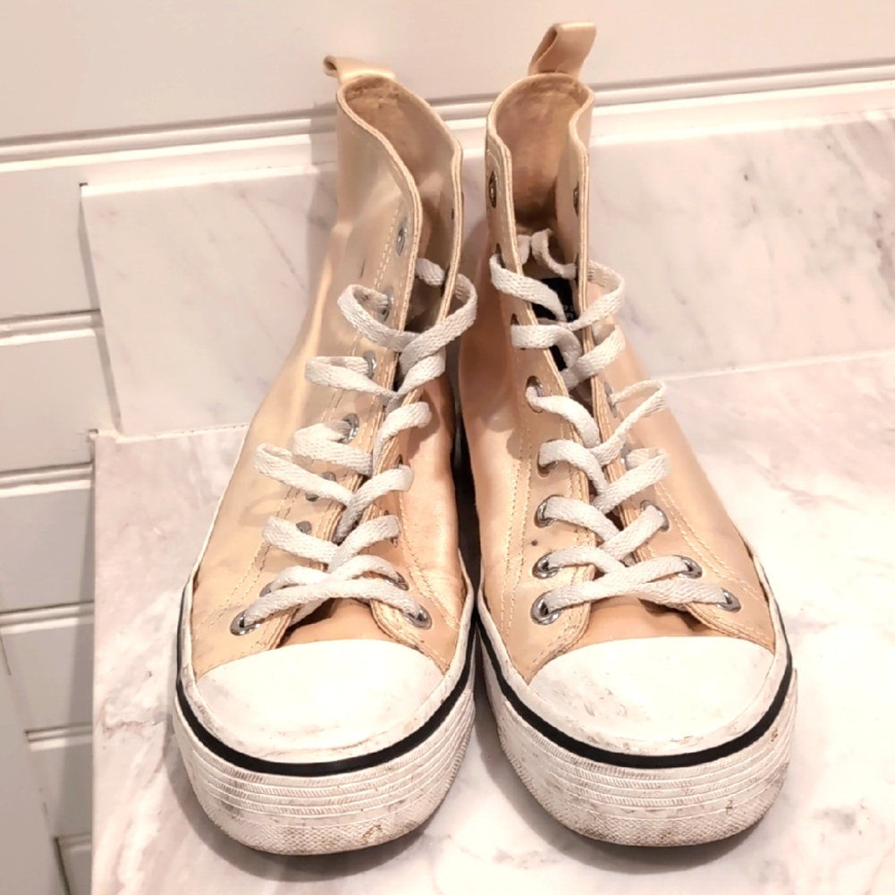 Marc Jacobs Gold Sneakers with High-Top Design and Vintage Aesthetic